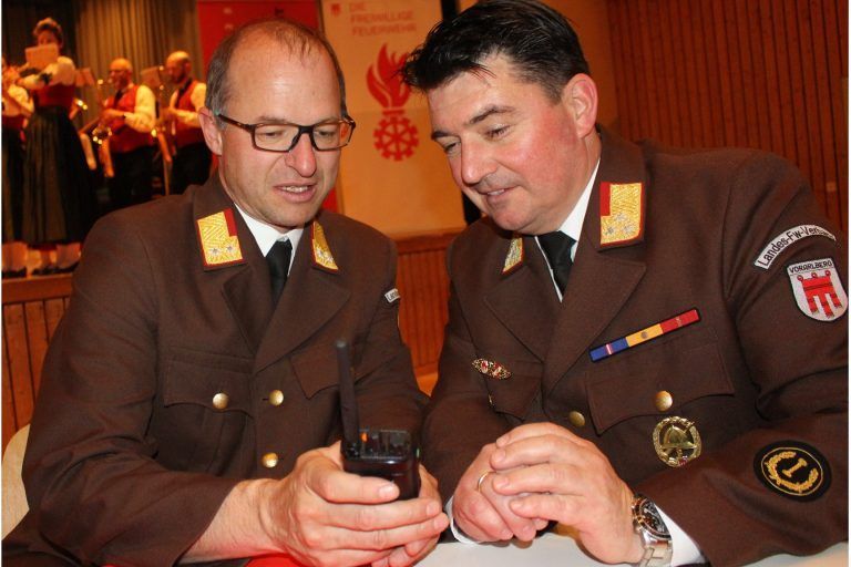 „Feuriges Jahr“ für Wehren im Bezirk Bregenz: Gallus Beer und Reinhard Karg legten einen Ausbildungsschwerpunkt für das laufende Jahr dar: die Umstellung auf den Digitalfunk.