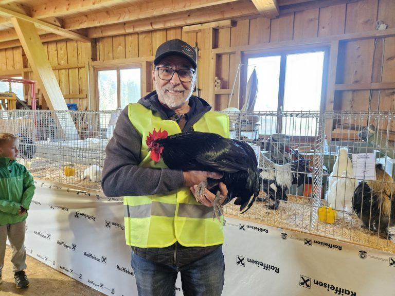 Großes Interesse an kleinen Tieren: Obmann Hermann Steurer präsentierte einen Hahn aus eigener Zucht.