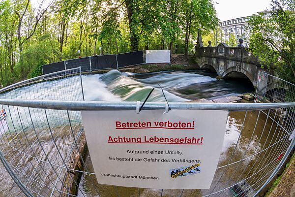 Surferin nach Unfall an Eisbachwelle in München gestorben