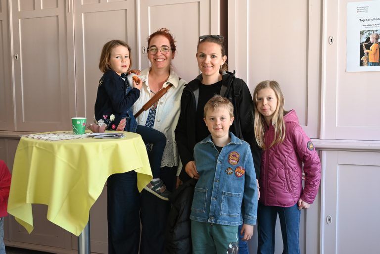 Breites Musikschulangebot kennenlernen: Viele Familien sind mit ihren Kindern vorbeigekommen, um ein passendes Instrument zu finden.