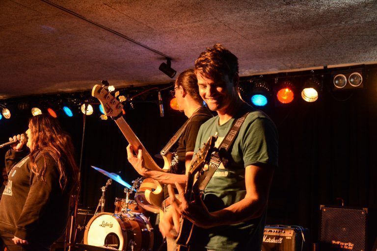 Joachim Frei begeisterte die Kids an der E-Gitarre. - Musik live erleben - Musik live erleben