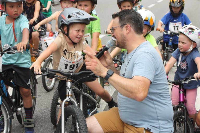 Käferle Kids Cup rollt durch Nenzing: Erste Gehversuche für die Kids im Käferle Kids Cup mit Moderator Sebi Naier.