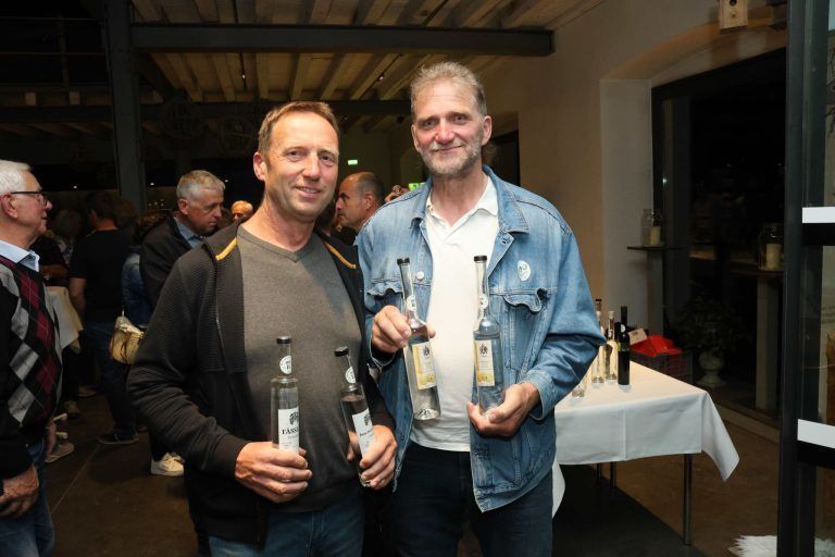 Enge Rennen auf hohem Niveau: Holten Gold: Dietmar Fäßle rund Bertram Cäsar.