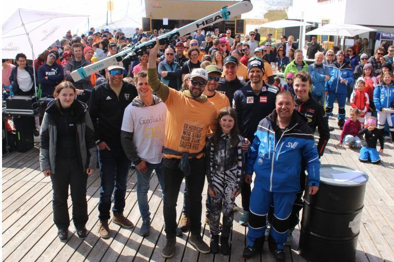 Skifestival der großen Strolz-Fan-Familie: Eine Gruppe von 17 Wäldern wollten in Warth beim Rennduell und Ski&Concert Junggesellenabschied feiern – am Ende holte Markus Meusburger den Sieg und ein Paar Head-Ski. Auch Bräutigam in Spe Richard Ennemoser (im weißen T-Shirt) schlug sich wacker und landete hinter Felix Heinemann, Linus Leitner, Valentina Wehinger, Roman Natter, Thomas Fetz, Christian Fritz, Georg Somweber und Alisa Koch an zehnter Stelle, in der Echtzeit-Rangliste war es sogar Platz sieben.