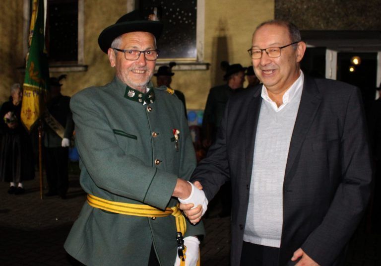 Hohenweiler stellt im Rathaus Weichen: Auch die Schützen waren unter ihrem Kommandanten Edwin Wetzel zum Gratulieren aufmarschiert.
