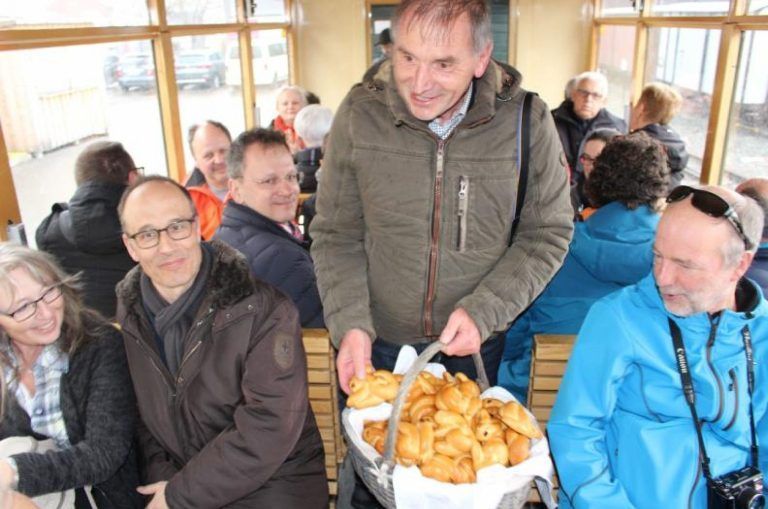 Aufwärmrunden für das Osterhasenzügle: Spontan wurde 2017 der erste Osterzug organisiert – GF Walter Rüf verteilte gebackene Osterhasen an die Fahrgäste.