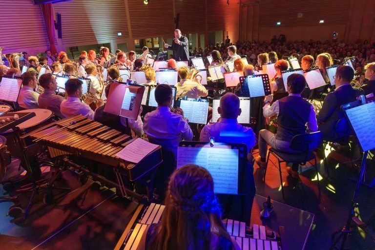 Ein Hauch von Hollywood in der Rätikonhalle: Rund 60 Mitglieder sorgten für ein perfektes Klangbild.
