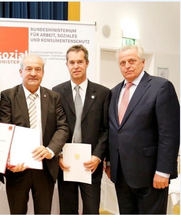 Nachruf auf Werner Kessler: Brückenbauer zwischen den Generationen: Für das Projekt Handwerkerschule erhielt Werner Kessler 2014 eine Auszeichnung in Wien. V. l. n. r.: Werner Kessler, Mittelschul-Direktor Norbert Moosbrugger, Bundesminister Rudolf Hundstorfer