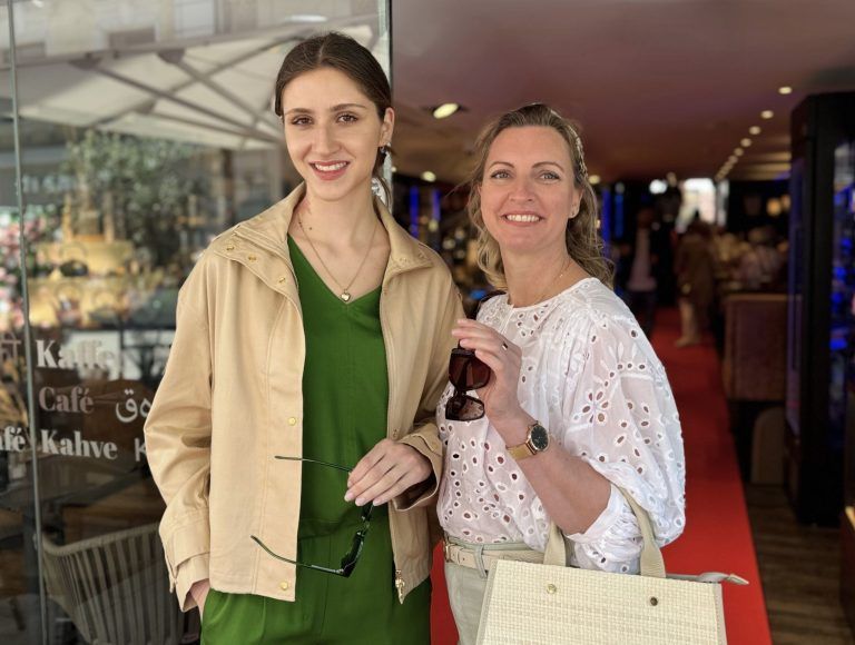 Frühjahrstrends und Fair Fashion : Franziska Riedmann und Petra Hämmerle präsentierten die aktuelle Frühjahrskollektion.