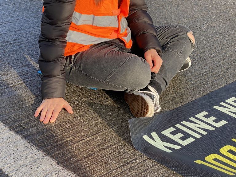 Aktion Letzte Generation beim Grenzübergang Au/Lustenau - Klimakleber legten Verkehr lahm