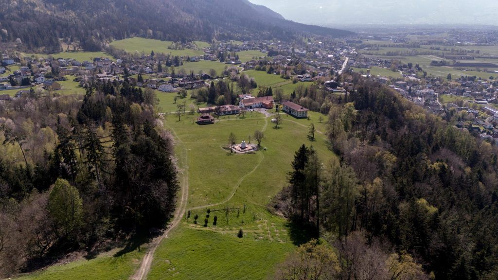 Ort der Stille wird zur Baustelle: Lüftungsturm entsteht nahe buddhistischem Kloster