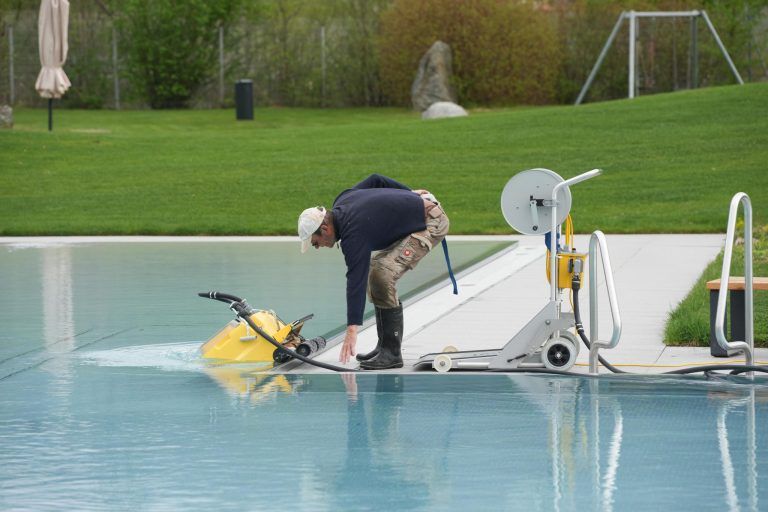 High-Tech-Helfer, heiße Becken und ein motivierter Jungbademeister: Im Walgaubad fehlt nur noch der Feinschliff