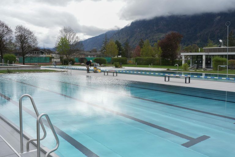 High-Tech-Helfer, heiße Becken und ein motivierter Jungbademeister: Im Walgaubad fehlt nur noch der Feinschliff
