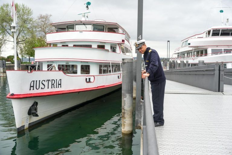 Niedrigpegel am Bodensee stellt Schifffahrt vor Herausforderungen und ermöglicht unkonventionelle Arbeiten