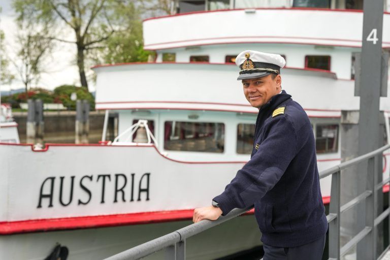 Niedrigpegel am Bodensee stellt Schifffahrt vor Herausforderungen und ermöglicht unkonventionelle Arbeiten
