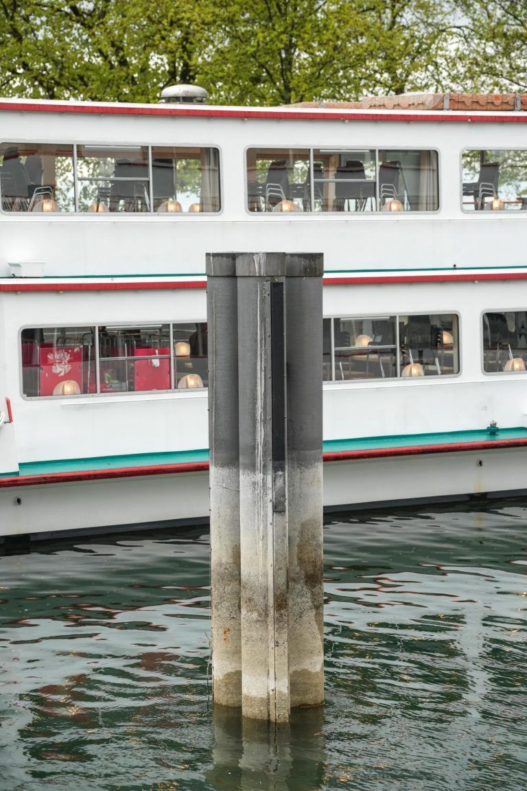 Niedrigpegel am Bodensee stellt Schifffahrt vor Herausforderungen und ermöglicht unkonventionelle Arbeiten