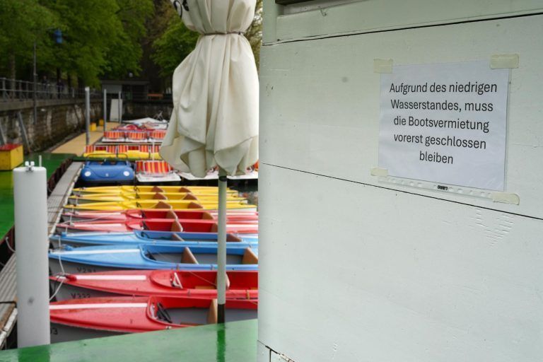 Niedrigpegel am Bodensee stellt Schifffahrt vor Herausforderungen und ermöglicht unkonventionelle Arbeiten