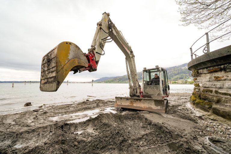 Niedrigpegel am Bodensee stellt Schifffahrt vor Herausforderungen und ermöglicht unkonventionelle Arbeiten