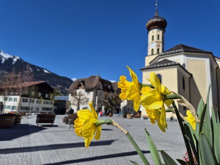 Schrunser Münster, Kirche, Kirchplatz, Frühling