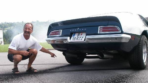 Nachruf auf Günter Fend: „Jo Jo, as ischt halt so – s'Leaba got witr“ : Günter mit seinem frisch renovierten Pontiac. Er liebte es, gemeinsam mit Annemarie Ausfahrten ins Blaue zu machen.