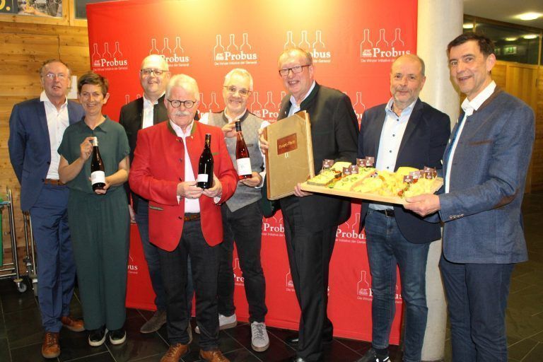 Die Hauptakteure der Wäldar-Win-Kür in den Bezauer Wirtschaftsschulen v. l.: Gastgeber Dir. Mario Hammerer und Service-Lehrerin Karin Beer, Alexander Feurstein, Willi Hirsch, Weinstraße-Geschäftsführer Klaus Gössl, Toni Honsig, Obmann Ingo Metzler und Thomas Vallazza (Bregenzer Weine). STP
