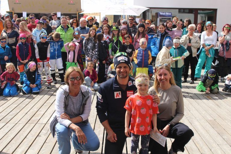 Skifestival der großen Strolz-Fan-Familie: Linn Sidonia Jegen durfte sich nicht nur mit ihrem Idol auf der Piste messen, sie zog auch als Glücksfee bei der Tombola-Verlosung die gespannten Blicke auf sich. Bei der Tombola konnten die „Rennsekretärinnen“ Angela und Kathrin Schwarzmann gemeinsam mit Johannes Strolz viele schöne – von Warther Tourismusbetrieben und den beiden Gemeinden gespendete – Preise vergeben.