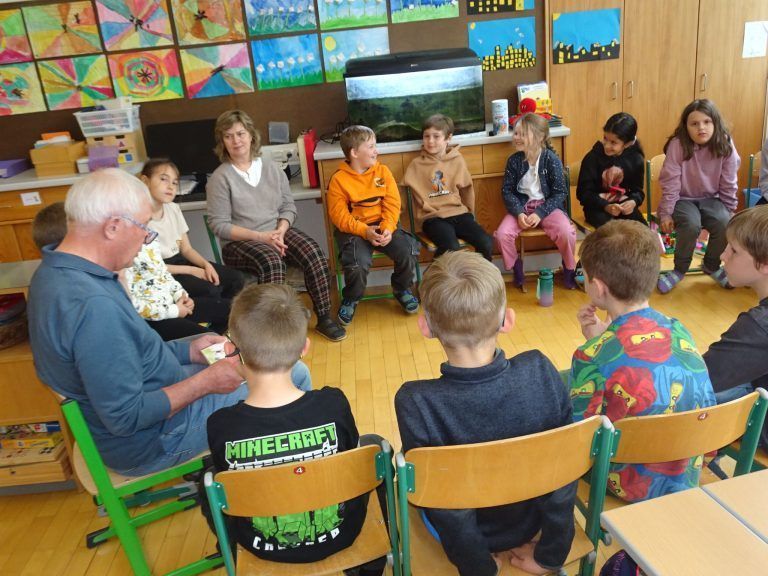 Ein Vormittag voller Geschichten: Franz Wirth unterstützt die Lehrpersonen gerne bei ihrem Leseauftrag.