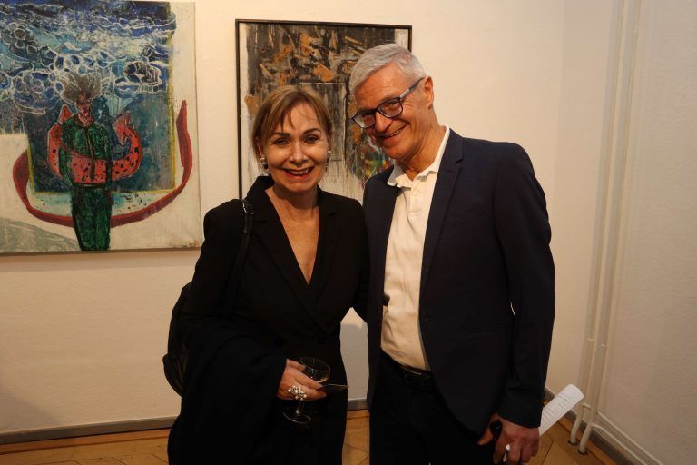 Schwerere Kost bei Gfader-Vernissage: Eva Lampert (Wilhelm Lampert Stiftung) und Ewald Dür.