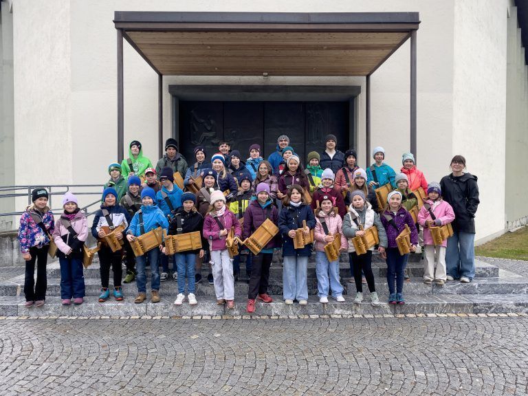 Rätschen 2025 - Kinder in Vandans im Einsatz für die Tradition: Auch vor der Osternachtsmesse kommen die Rätschkinder noch einmal zusammen und rufen die Gläubigen zum Kirchgang.