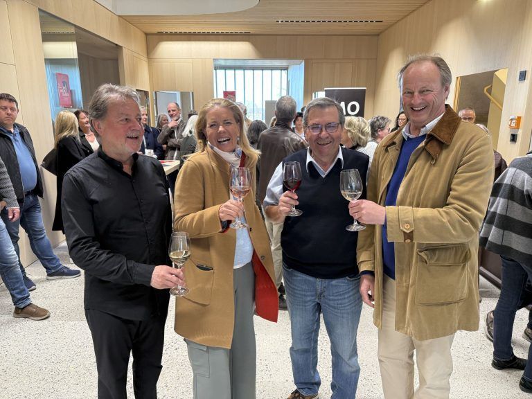 Homunculus Präsident Günter Bucher, Stephanie Waldburg-Zeil, Ortwin Peter und Franz Clemens Waldburg-Zeil bei der Weinpräsentation