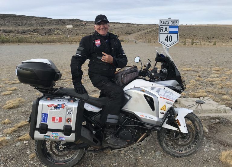 Auf dem Bike die Welt bereist: Der passionierte Biker Ecke mit seiner Maschine in Argentinien auf der RA 40, einer der längsten Fernstraßen der Welt.