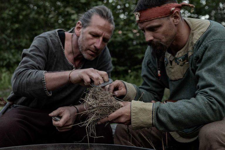 Rheinwanderung von der Quelle bis nach Vorarlberg: Mit Schlageisen, Feuerstein und Zunder machten die Männer jeden Abend Feuer, um Essen zu kochen und die Kleidung darüber zu trocknen. (Quelle: Lukas Hämmerle)