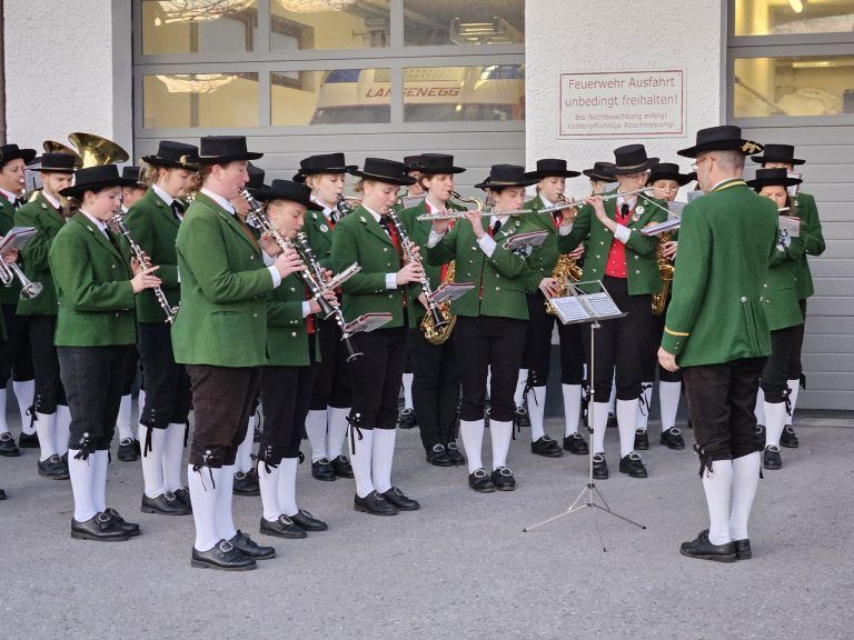 Bewährtes Team in Langenegg bestätigt: Auch der Musikverein hatte sich zu einem Ständchen für die gewählten Mandatare eingefunden.