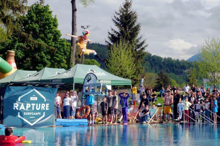 Adrenalinkick beim Double Flip: Fliegender Rollator: Sarah beeindruckte nicht nur mit ihrem Sprung, sondern auch mit dem originellsten Kostüm.