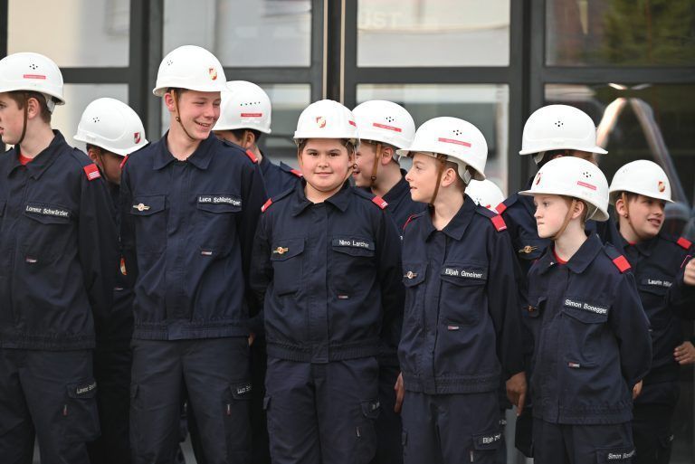 Feuerwehrnachwuchs überzeugt beim Wissenstest: Gespannt warteten die einzelnen Jugendlichen bis sie aufgerufen wurden.