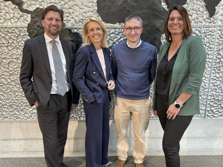 Vorstandsvoritzende Michel Haller mit Petra Kreuzer, Clemens Quirin und Bianca Wimmer beim Baukulturpreis 2025
