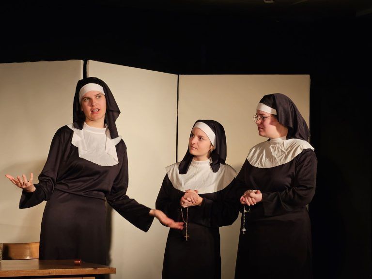Jugendliche machen engagiertes Theater: Ein bunter Reigen an Verwicklungen nimmt seinen Lauf.