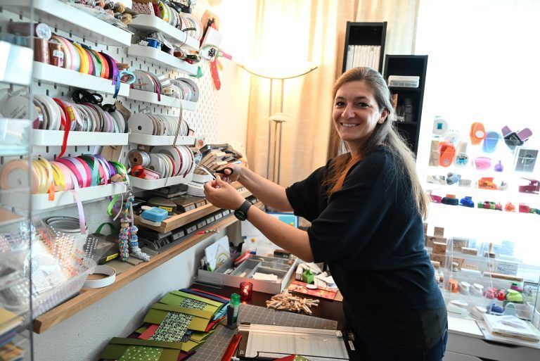 Bei Corina Toth dreht sich alles ums Papier. Sie zaubert daraus Geschenkverpackungen für jeden Anlass.