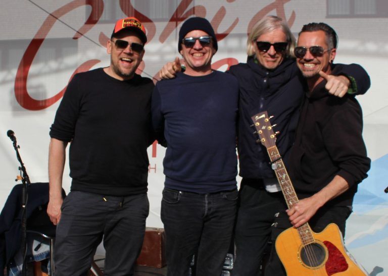 Fulminantes Ski&Concert-Finale in Warth: Wolfi Preuß mit Eule (l.) Philipp und Falke (r.). Der Wälder Event-Manager hatte vor mehr als zehn Jahren großen Anteil am Konzept von Ski&Concert.