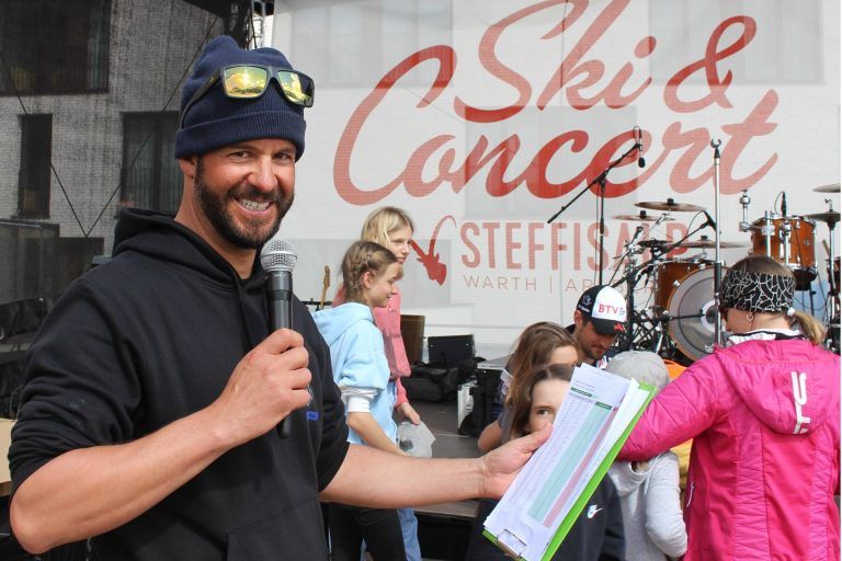 Skifestival der großen Strolz-Fan-Familie: Skiclub-Obmann Alois Bickel war beim Rennen und bei der Siegerehrung souveräner Moderator.