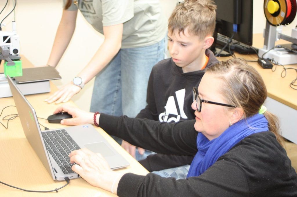 Jugendliche entwickeln eigene Modelle im 3D-Druck