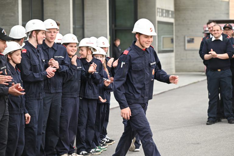 Feuerwehrnachwuchs überzeugt beim Wissenstest: Kameradschaft wird bereits beim Nachwuchs groß geschrieben. Die gesamte Mannschaft applaudierte jedem einzelnen.