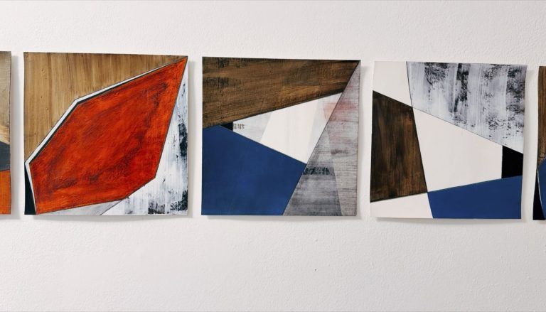 Acryl und Bleistift auf Papier sind ein Teil der Ausstellung