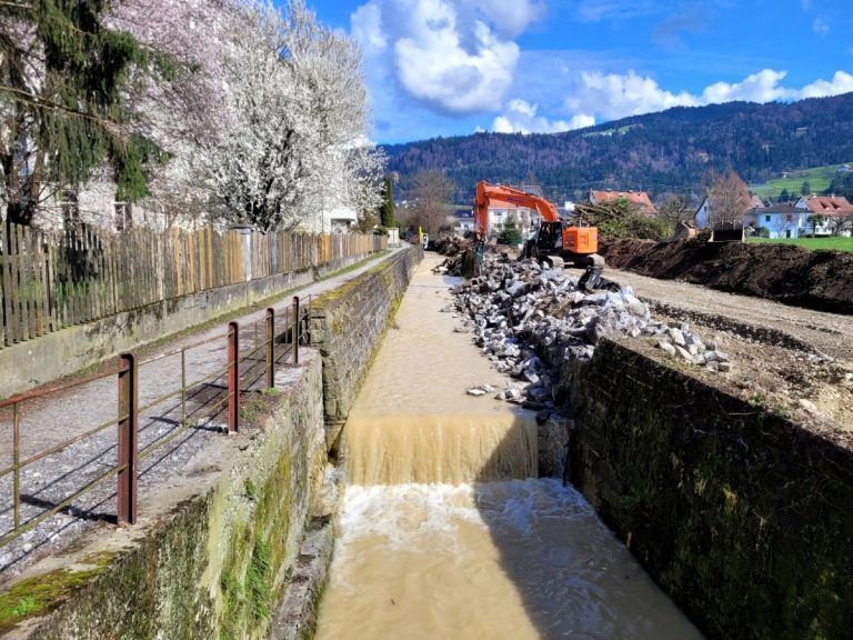 Hochwasserschutzprojekt Ruggbach erfolgreich abgeschlossen: Der ehemalige kleine Wasserfall bei der Brücke L18 Hörbranzer Straße wurde in eine fischpassierbare Rampe umgebaut.