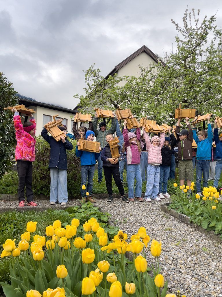 Rätschen 2025 - Kinder in Vandans im Einsatz für die Tradition: Die Kinder hatten trotz des unsicheren Wetters und der anstrengenden Tätigkeit viel Spaß.