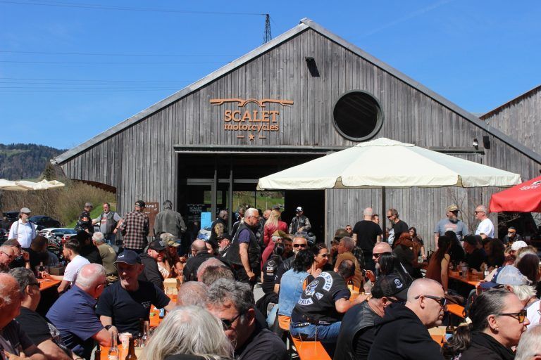 Biker feierten „beim Scalet“ Saisonstart: Für Hunderte Biker aus nah und fern begann die Saison mit einem Besuch des Frühlingsfestes „beim Skalet“ am Bersbucher Kreisverkehr. STP