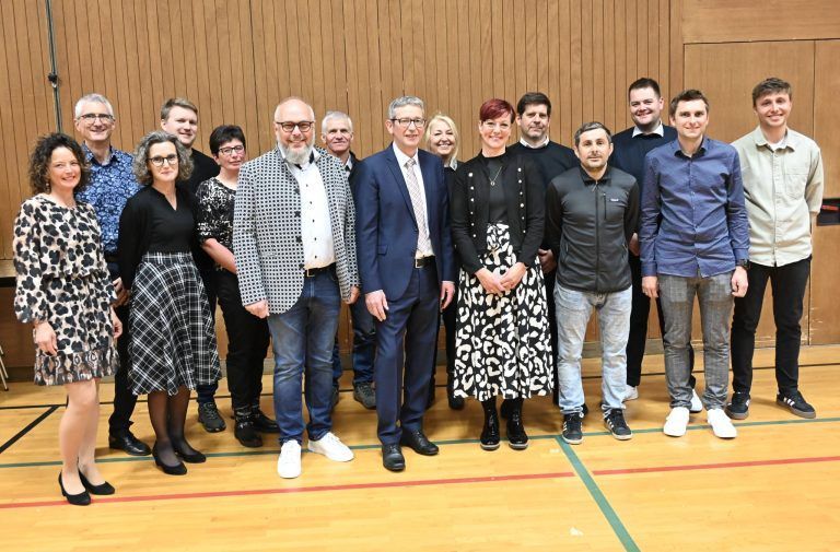 „Zuversicht in unsere Gemeinde“: 15 Gemeindevertreter, die sich für die Gemeinde einsetzen möchten.