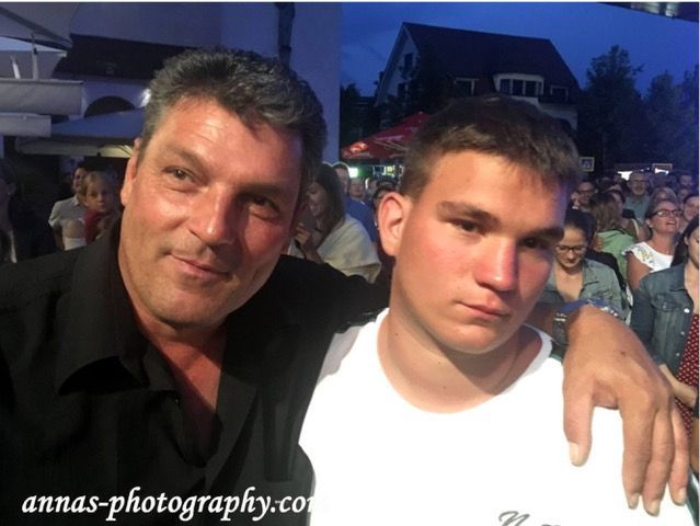 Nachruf auf Kurt Holzer: Mit Humor und Herz zum Lebenstraum: Kurt mit seinem Sohn beim Konzert von Julian le Play in Lustenau am Blauen Platz.