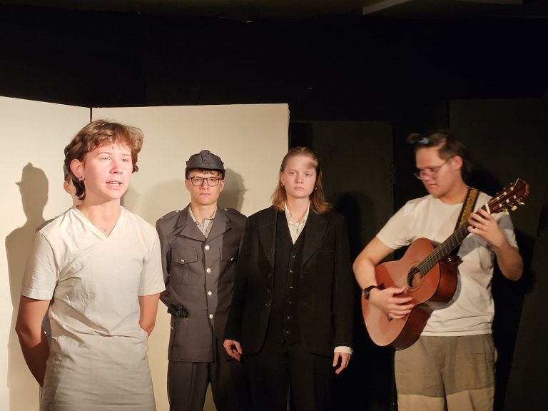 Jugendliche machen engagiertes Theater: Nina Hofer bot neben ihrer schauspielerischen auch eine sängerische Glanzleistung.