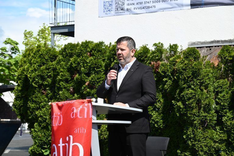 Spatenstich für Moschee Lustenau: Obmann Hasan Taş trug seine Dankesrede vor.